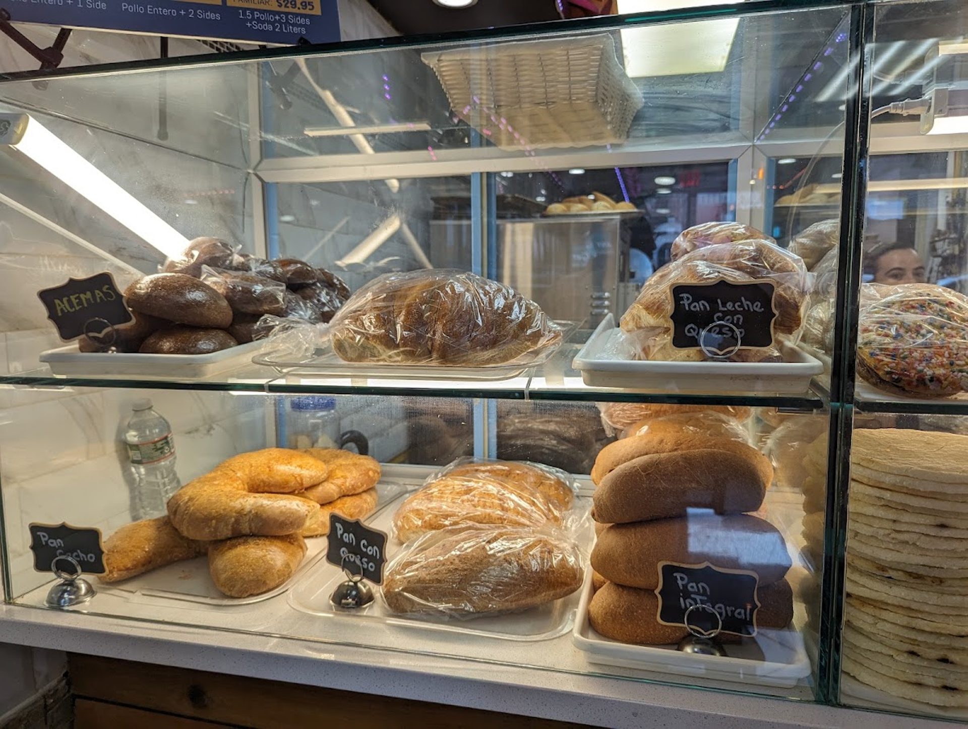 Acemas, pan con queso, and custom cakes